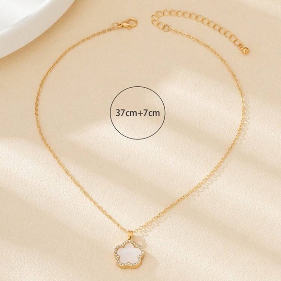 NWT Elegant Lucky Clover Pendant
Women Necklace Rhinestones ❤️ SAME DAY SHIPPING - Picture 5 of 6